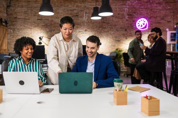 Objavte, ako začať s investovaním do startupov s malým kapitálom. Naučte sa rozpoznať úspešné projekty a zhodnotiť svoje financie!